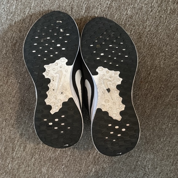 Nike Women’s Black and White Running Shoes Size 8.5 - Picture 5 of 5